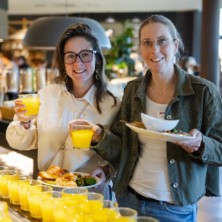 Deelnemers halen een jus d'orange bij Van Der Valk Veenendaal